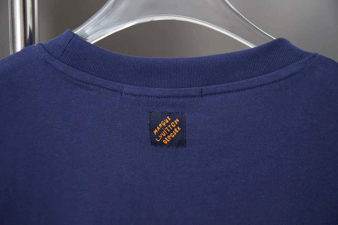 🅿️190 Louis LV 25ss early spring new short-sleeved LV letter landscape embroidered short-sleeved light luxury essential item for daily commuting for men and women Correct version Welcome to compare Detailed features · Imported Tajima machine embroidery three-dimensional embroidered LV letters ➕ Scenic area pattern · Customized new collar label on the back panel · Original main mark washed tag brand moisture-proof paper packaging Color: blue Size: S/M/L/XL